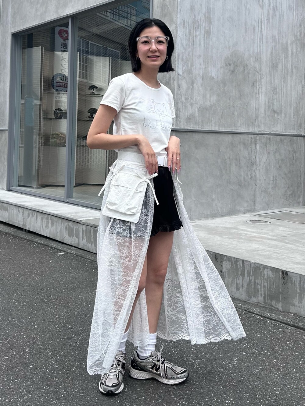 ホワイト系のスカート、ブラック系のその他パンツ、ホワイト系のTシャツ/カットソーを着用したレディースの夏コーディネートの5枚目の写真