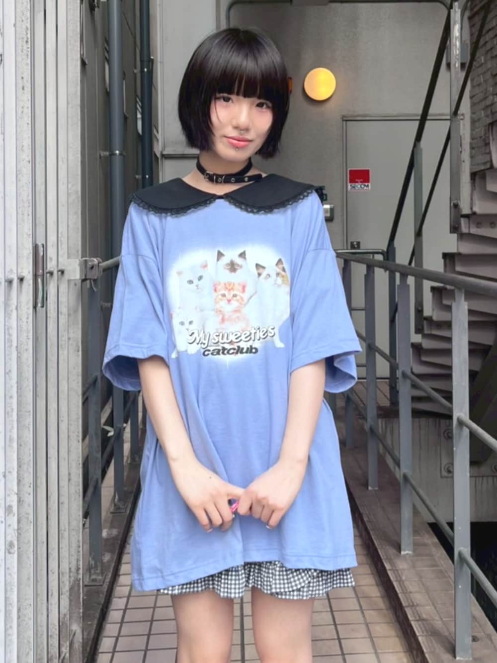 ブラック系のTシャツ/カットソー、ブルー系のTシャツ/カットソー、ブラック系のその他パンツを着用したレディースの夏コーディネートの4枚目の写真