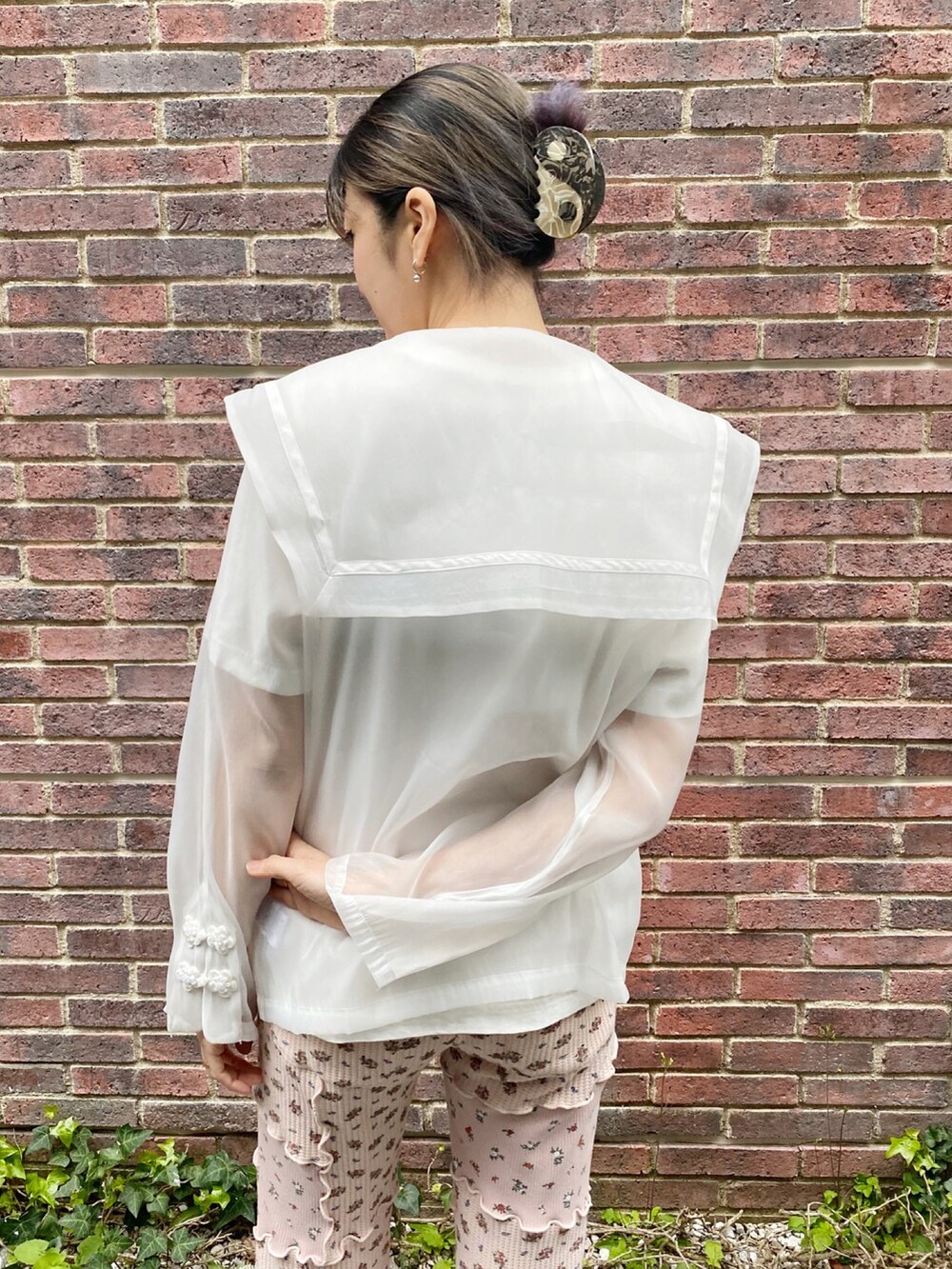 ホワイト系のその他アウター、ホワイト系のTシャツ/カットソー、ブラック系のシューズを着用したレディースの春コーディネートの3枚目の写真