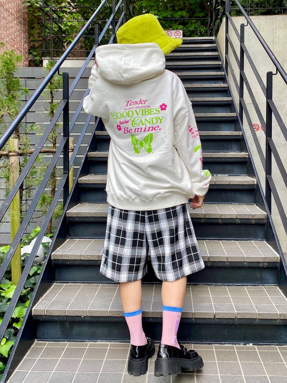 ブラック系のその他パンツ、ホワイト系のスウェット、ブラック系のローファーを着用したレディースの秋コーディネートの4枚目の写真