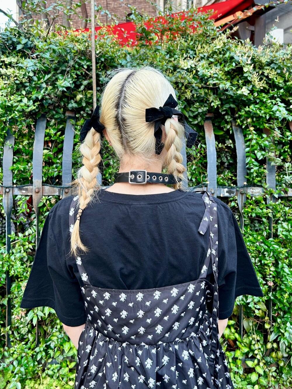 ブラック系のショルダーバッグ、ブラック系のワンピース、ブラック系のTシャツ/カットソーを着用したレディースの春コーディネートの3枚目の写真