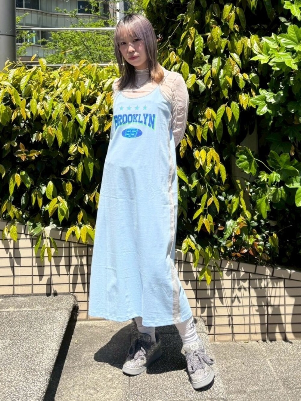 ホワイト系のその他トップス、ブルー系のワンピースを着用したレディースの春コーディネートの3枚目の写真