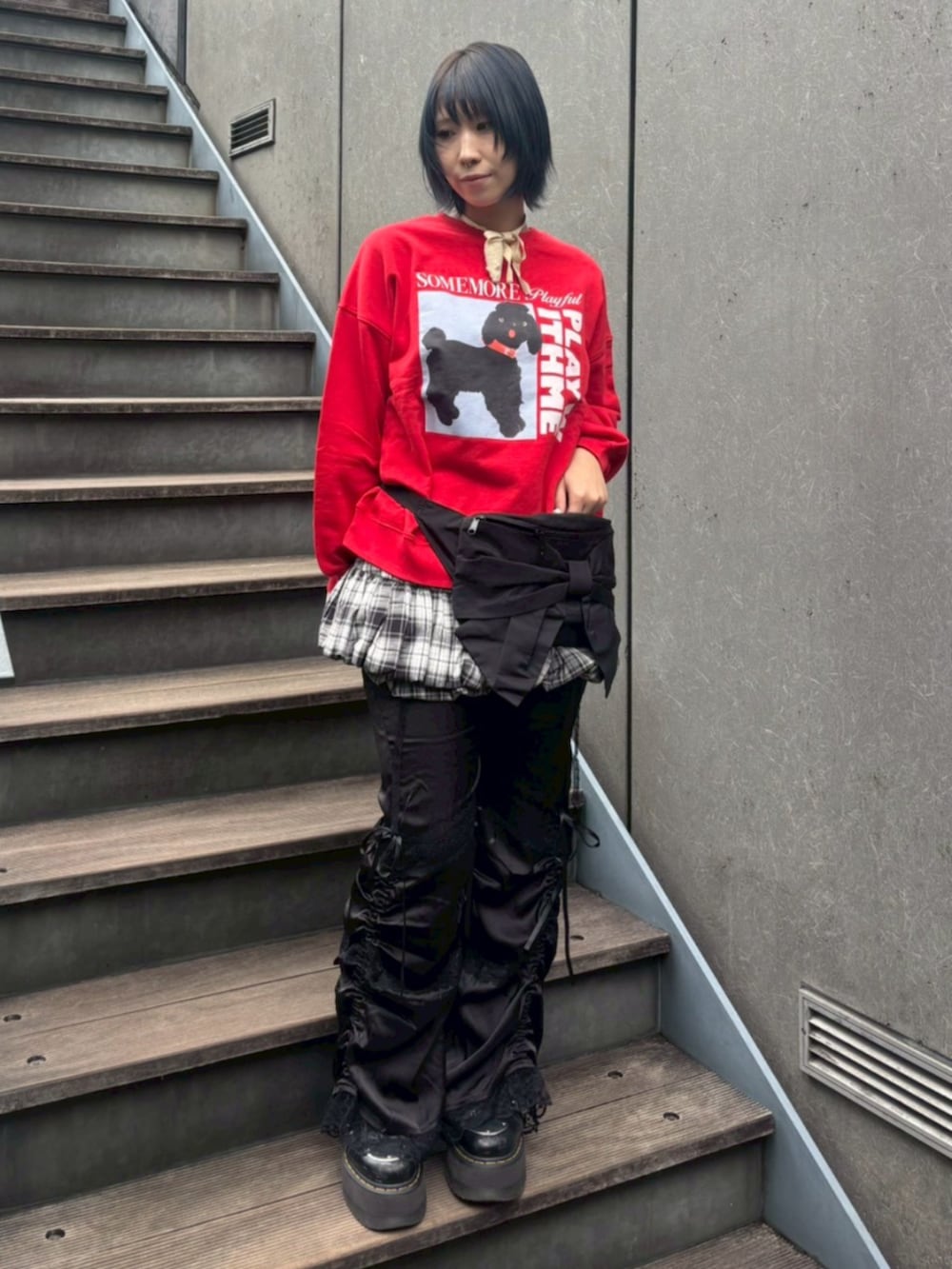 ブラック系のボディバッグ/ウエストポーチ、グレー系のスカート、ブラック系のその他パンツを着用したレディースの冬コーディネートの3枚目の写真