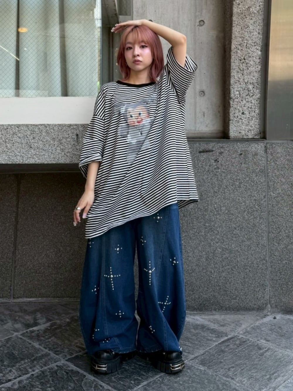 ブラック系のTシャツ/カットソー、ブルー系のデニムパンツを着用したレディースの夏コーディネートの2枚目の写真