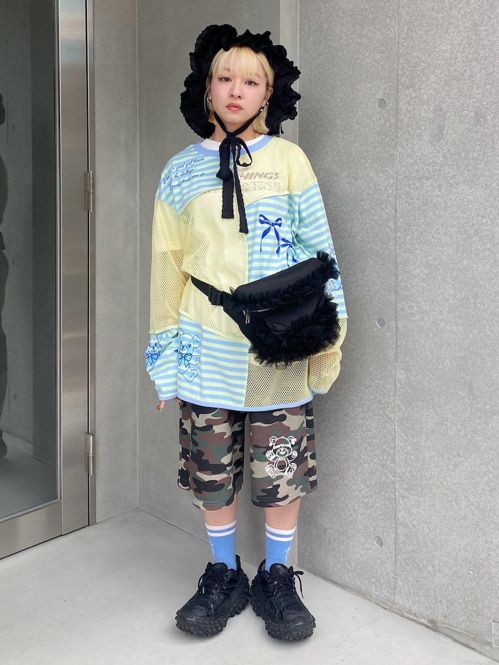 イエロー系のTシャツ/カットソー、グリーン系のその他パンツ、ブラック系のボディバッグ/ウエストポーチを着用したレディースの夏コーディネートの2枚目の写真