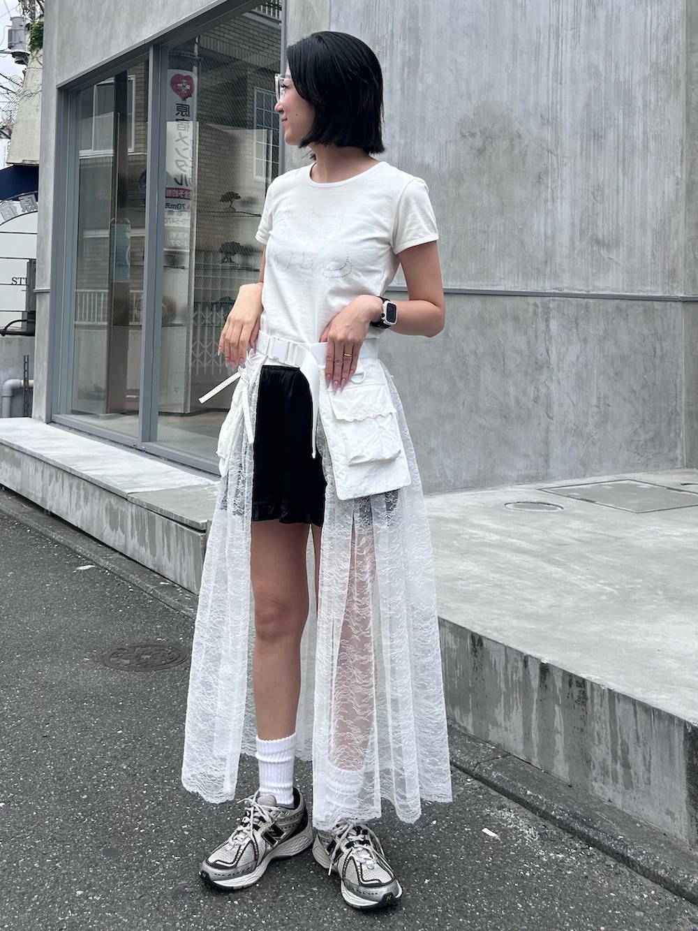 ホワイト系のスカート、ブラック系のその他パンツ、ホワイト系のTシャツ/カットソーを着用したレディースの夏コーディネートの3枚目の写真