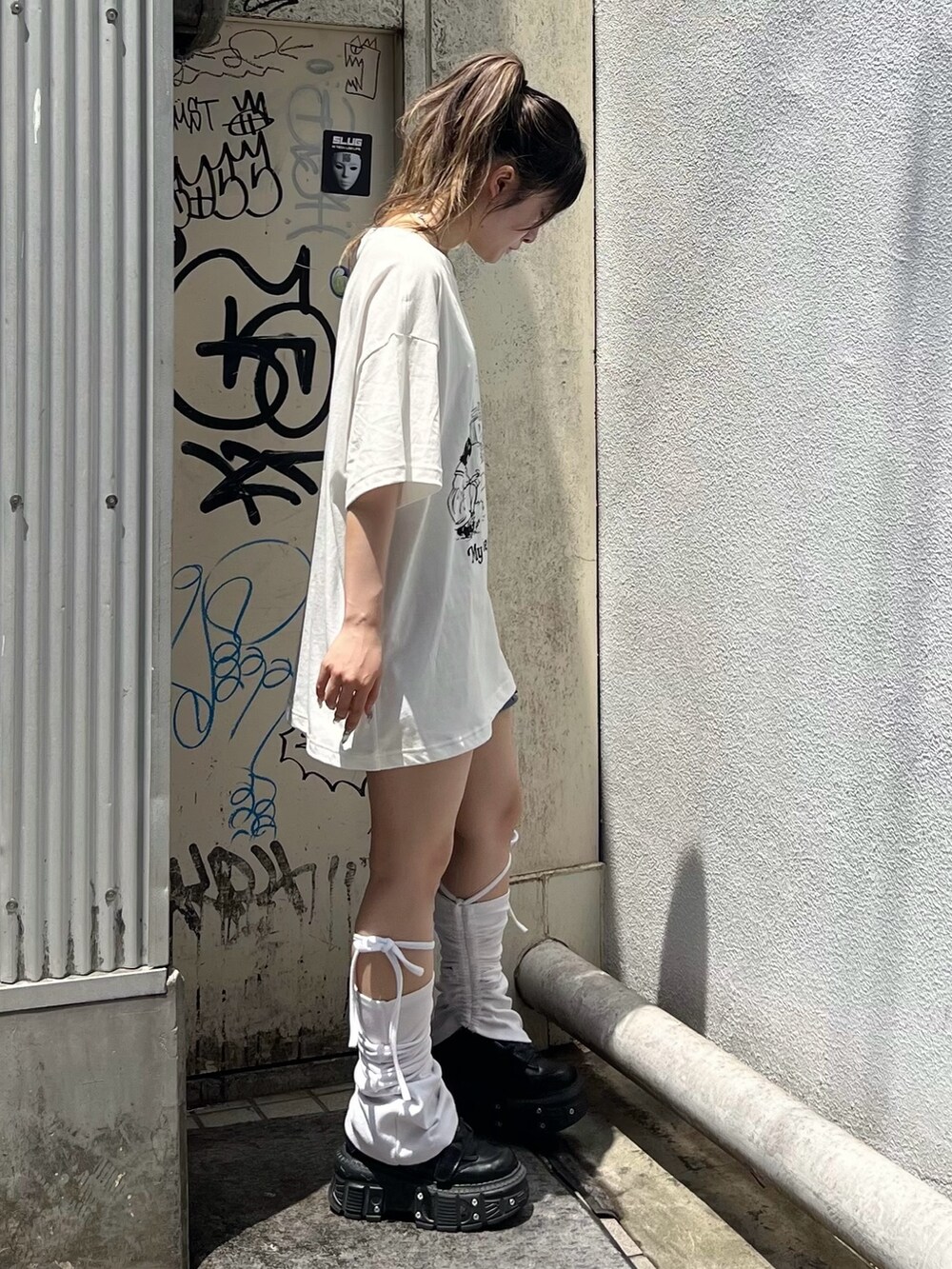 ブルー系のその他パンツ、ホワイト系のTシャツ/カットソーを着用したレディースの夏コーディネートの4枚目の写真