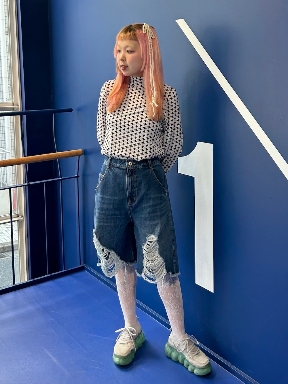 ホワイト系のその他トップス、ブルー系のデニムパンツ、ブラック系のバックパック/リュックを着用したレディースの夏コーディネートの2枚目の写真