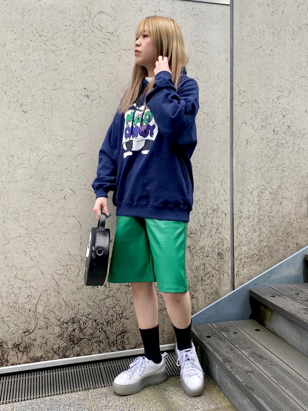 グリーン系のその他パンツ、ブラック系のショルダーバッグ、ブルー系のスウェットを着用したレディースの冬コーディネートの2枚目の写真