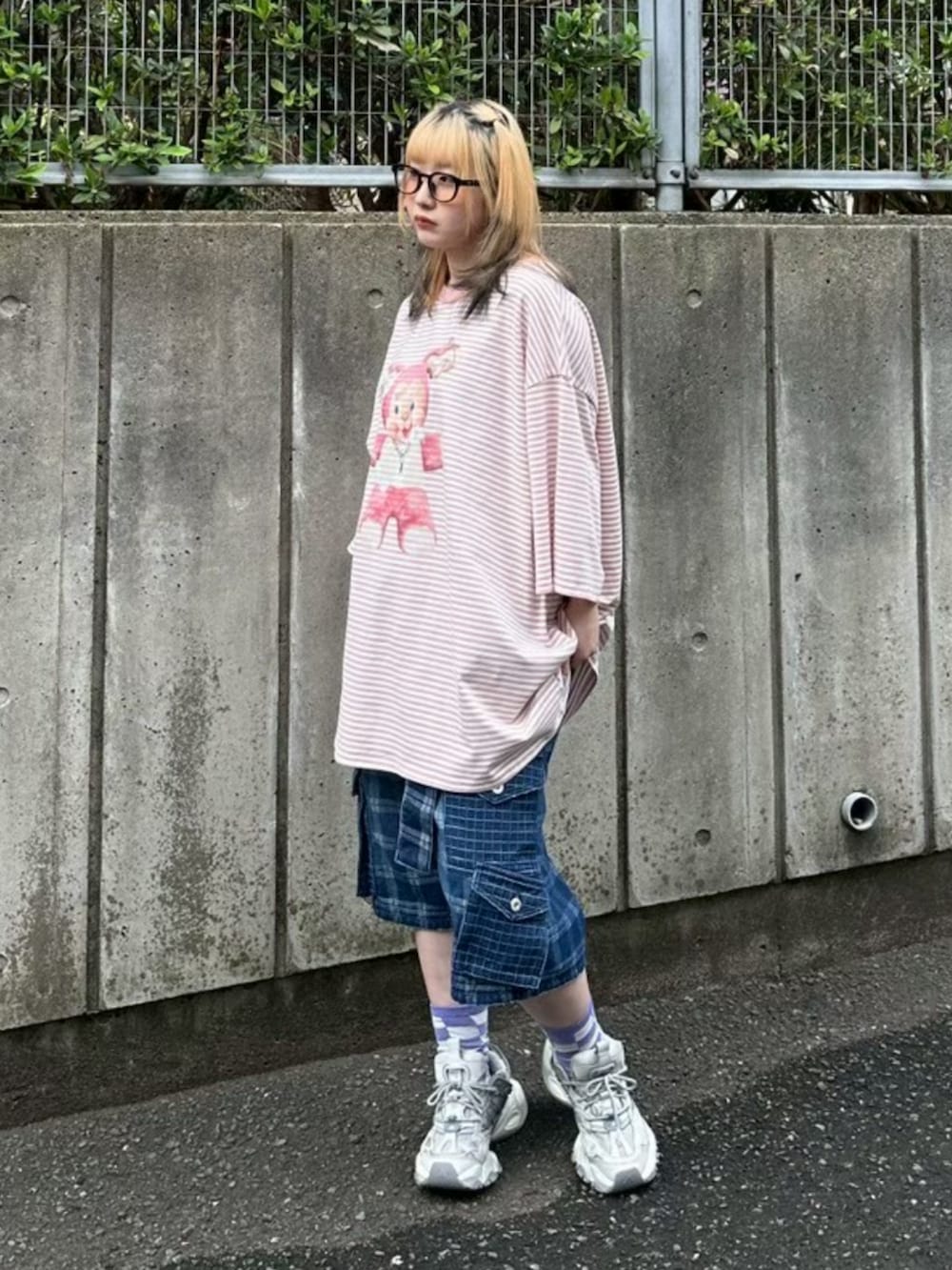 ピンク系のTシャツ/カットソー、ブルー系のデニムパンツを着用したレディースの春コーディネートの3枚目の写真