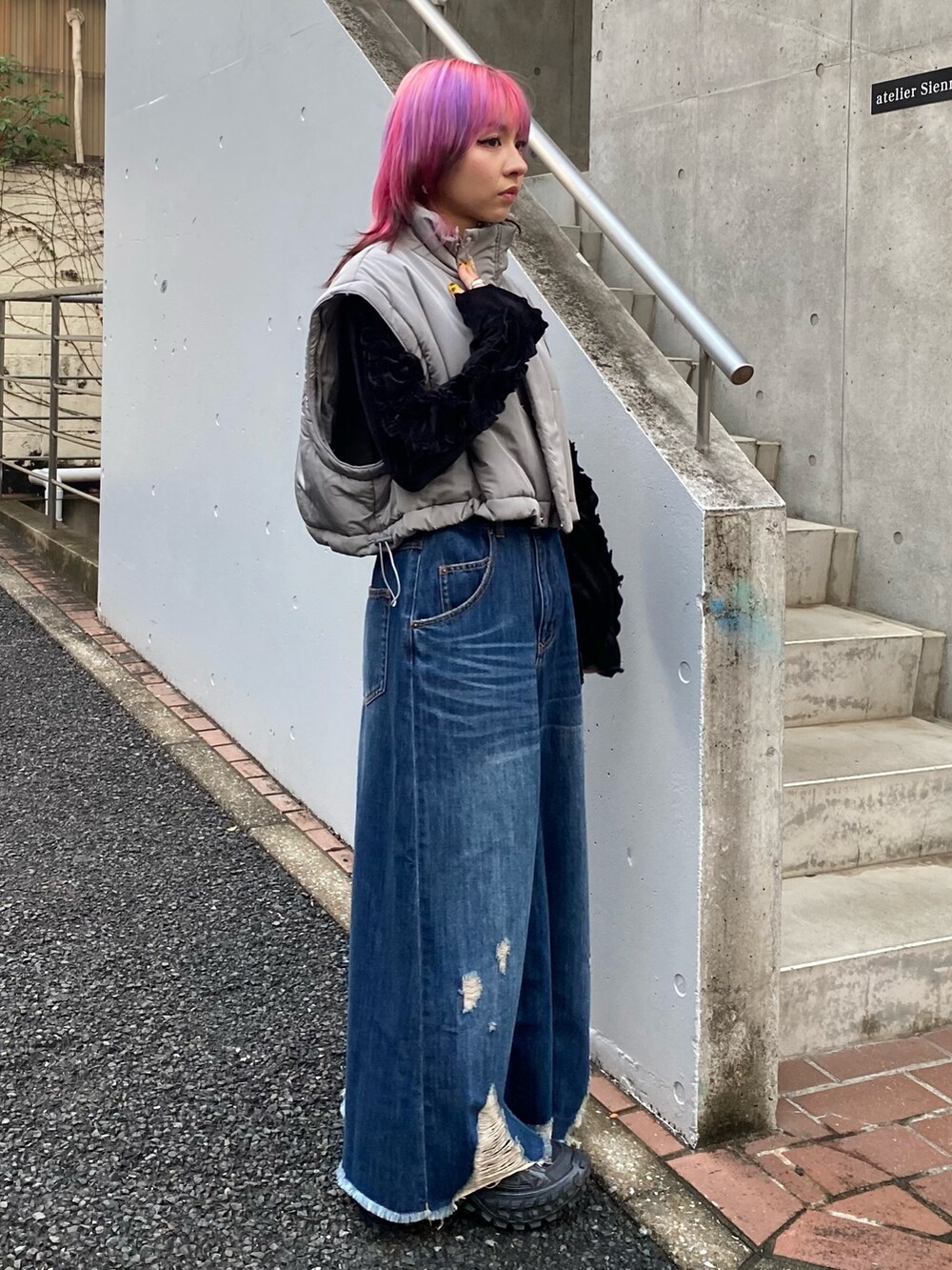 ブルー系のデニムスカート、ブラック系のその他トップス、グレー系のダウンジャケット/コートを着用したレディースの冬コーディネートの3枚目の写真