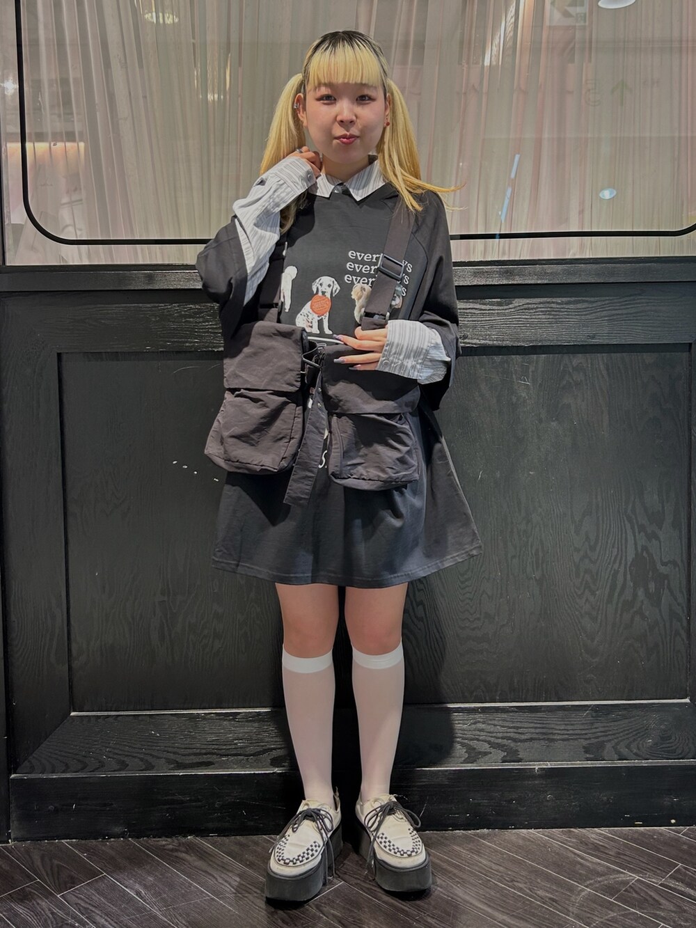 ブラック系のTシャツ/カットソー、グレー系のシャツ/ブラウス、ブラック系のベストを着用したレディースの夏コーディネートの2枚目の写真