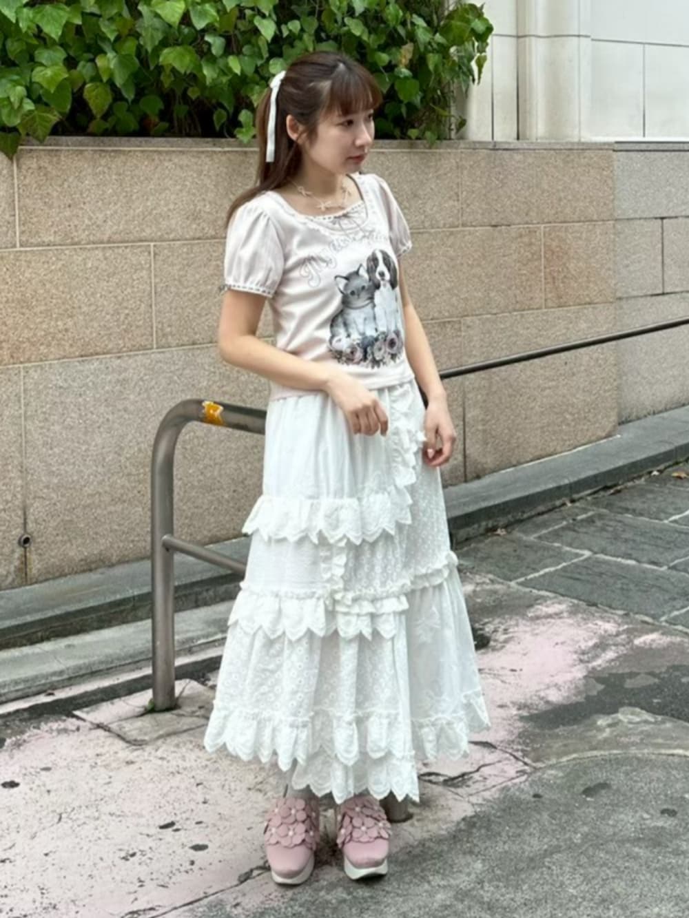 ピンク系のTシャツ/カットソー、ホワイト系のスカートを着用したレディースの夏コーディネートの2枚目の写真