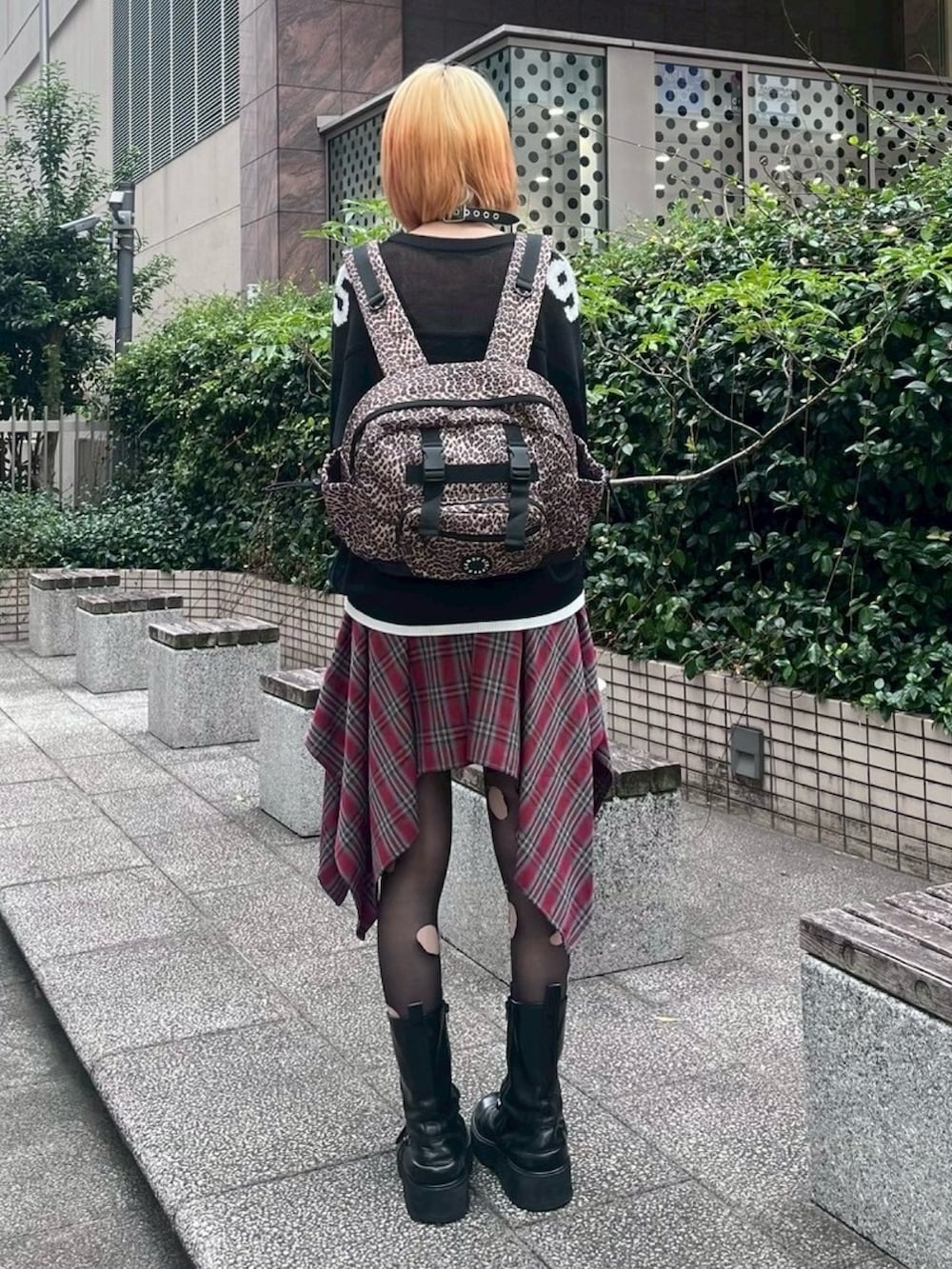 ブラック系のニット/セーター、レッド系のスカート、その他のバックパック/リュックを着用したレディースの秋コーディネートの3枚目の写真