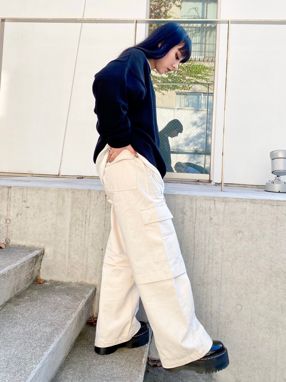 ブラック系のニット/セーター、ホワイト系のカーゴパンツを着用したレディースの秋コーディネートの3枚目の写真