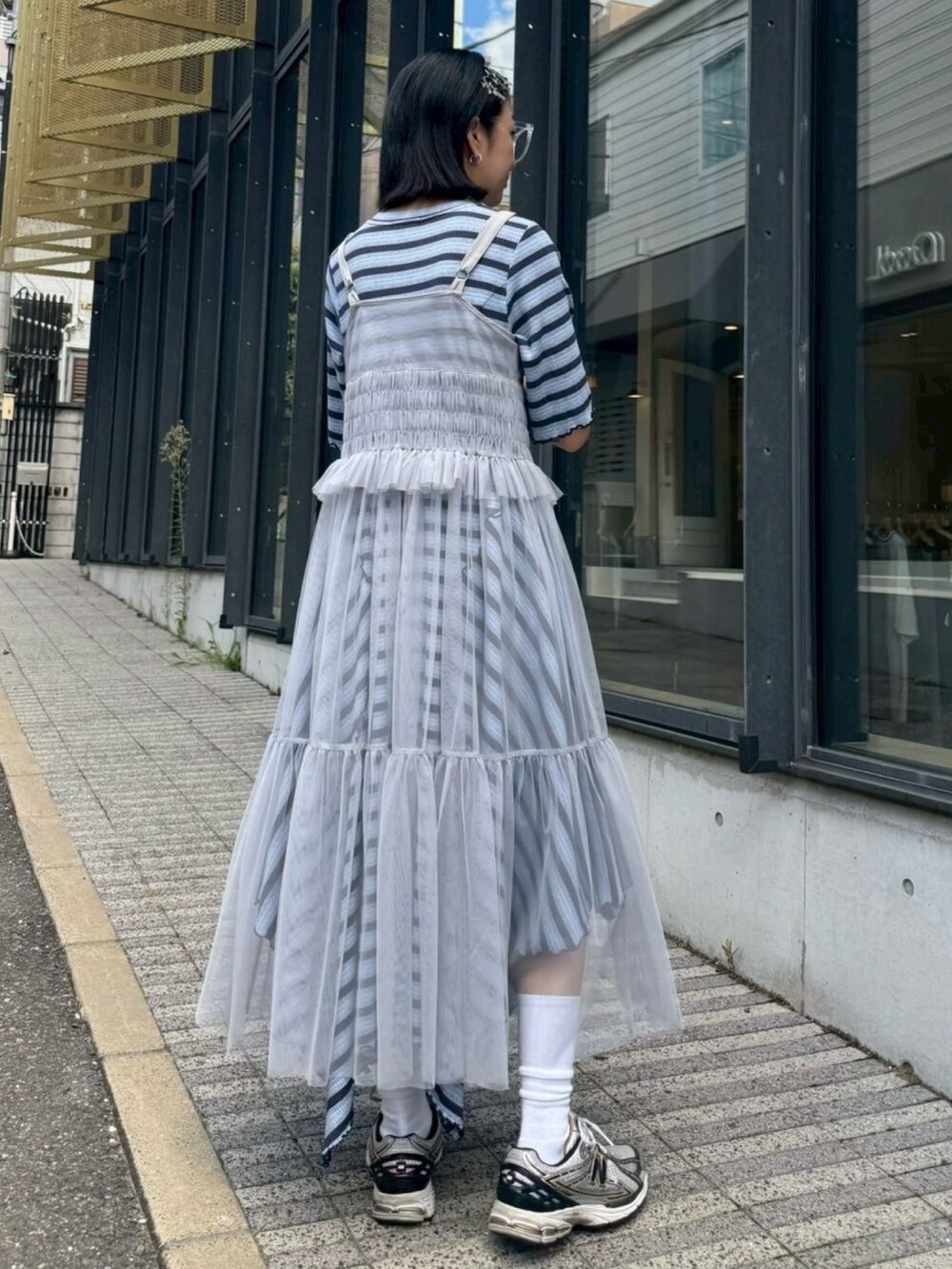 グレー系のワンピース、グレー系のワンピースを着用したレディースの夏コーディネートの3枚目の写真