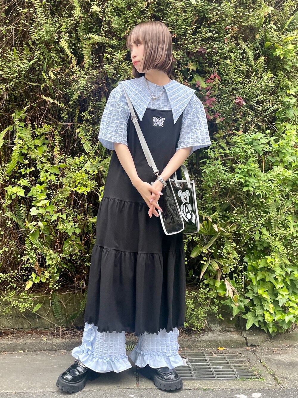 ブラック系のワンピース、ブラック系のローファー、ブルー系のその他パンツを着用したレディースの春コーディネートの2枚目の写真