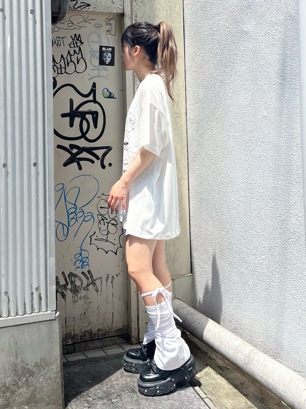 ブルー系のその他パンツ、ホワイト系のTシャツ/カットソーを着用したレディースの夏コーディネートの3枚目の写真