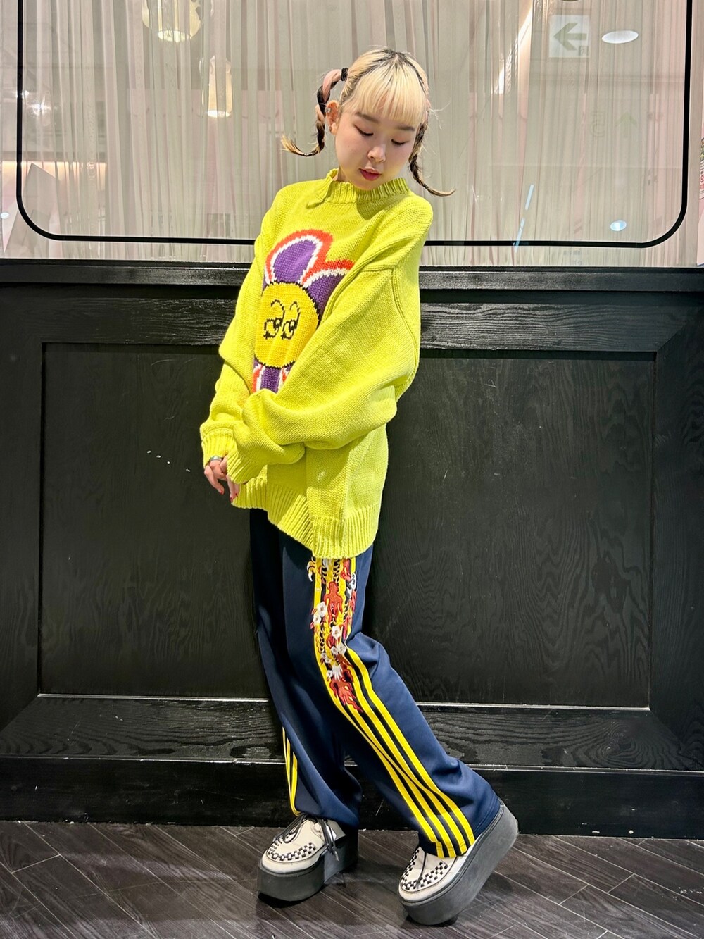 ブルー系のその他パンツ、グリーン系のニット/セーターを着用したレディースの冬コーディネートの3枚目の写真