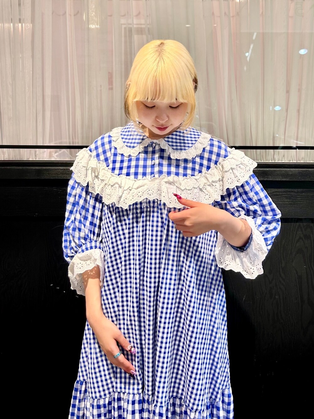 ホワイト系のワンピースを着用したレディースの夏コーディネートの4枚目の写真