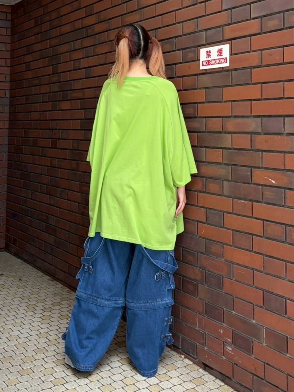 ブルー系のデニムパンツ、グリーン系のTシャツ/カットソーを着用したレディースの夏コーディネートの3枚目の写真