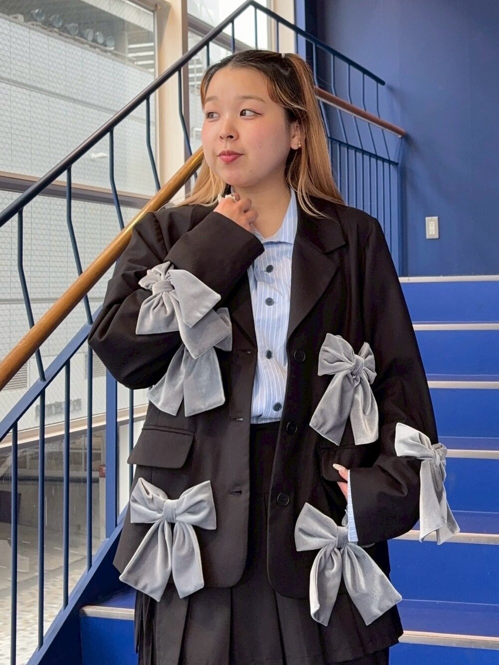 ブラック系のテーラードジャケット、ブルー系のシャツ/ブラウス、ブラック系のその他パンツを着用したレディースの春コーディネートの4枚目の写真