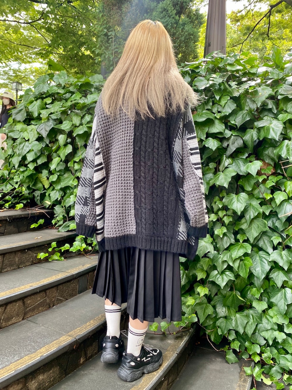 グレー系のカーディガン/ボレロ、ブラック系のスカートを着用したレディースの秋コーディネートの3枚目の写真