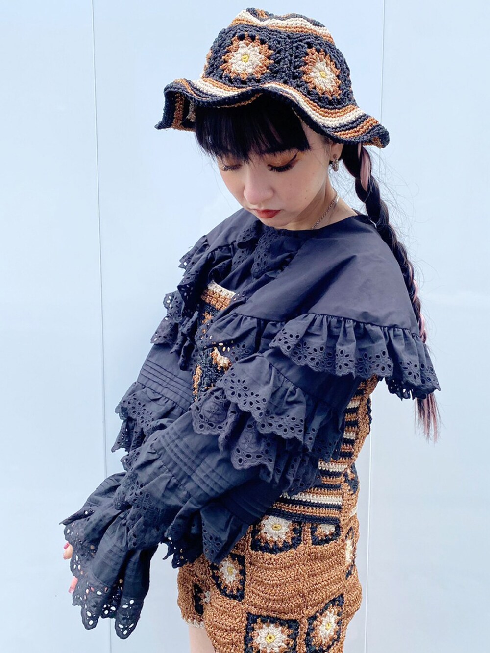 ブラウン系のその他パンツ、ブラウン系のキャミソール、ブラック系のシャツ/ブラウスを着用したレディースの春コーディネートの4枚目の写真