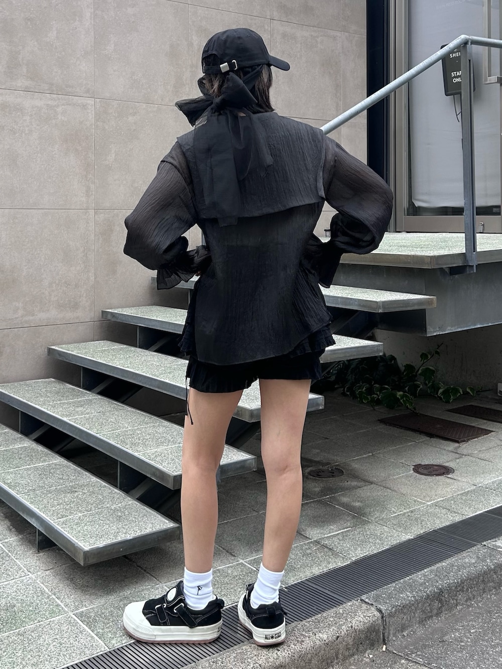 ブラック系のその他パンツ、ホワイト系のキャミソール、ブラック系のシャツ/ブラウスを着用したレディースの夏コーディネートの5枚目の写真