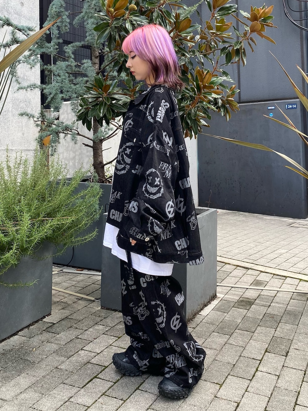 ブラック系のデニムパンツ、ホワイト系のTシャツ/カットソー、ブラック系のデニムジャケットを着用したレディースの夏コーディネートの2枚目の写真