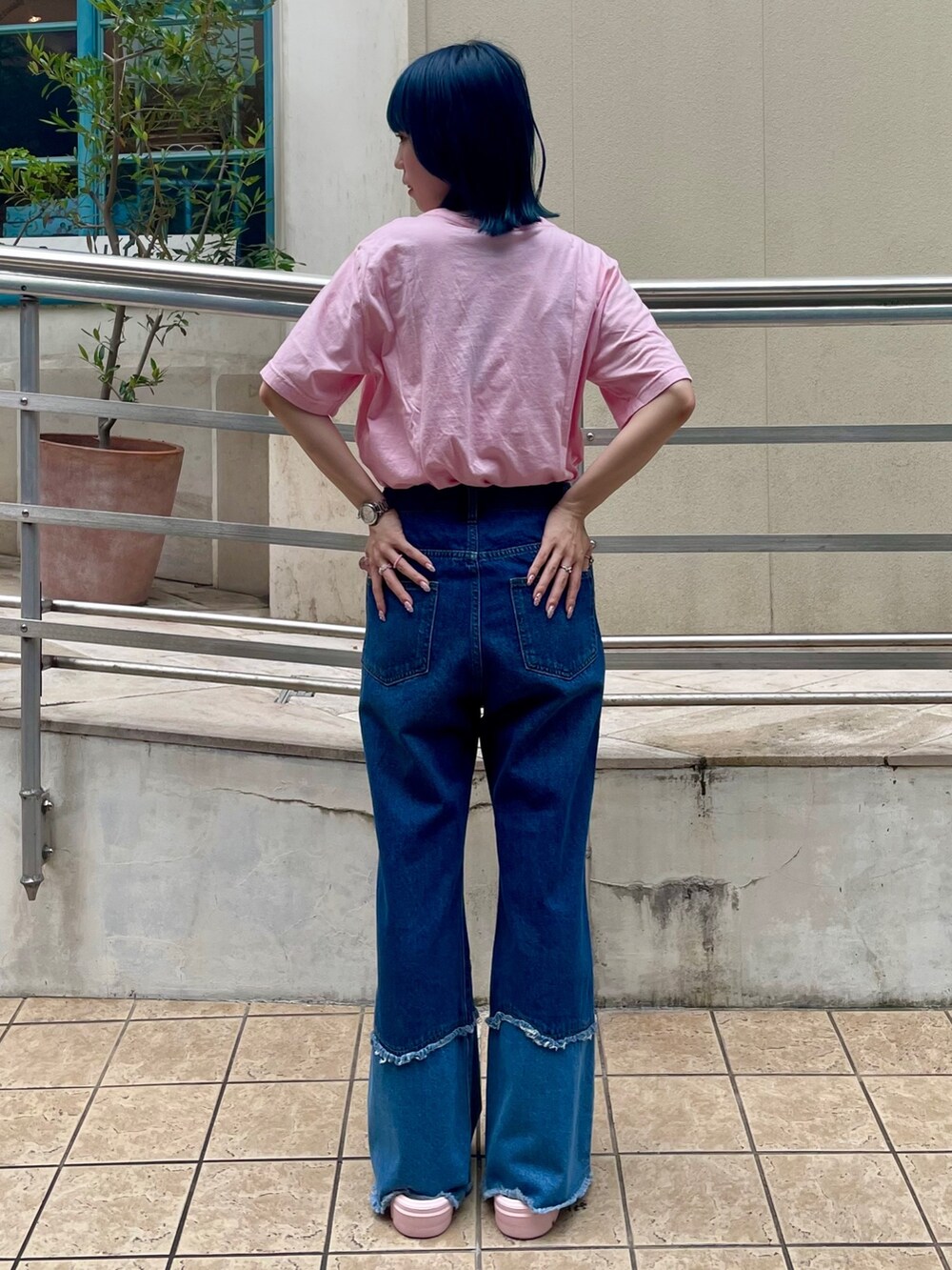 ブルー系のデニムパンツ、ピンク系のTシャツ/カットソーを着用したレディースの夏コーディネートの5枚目の写真