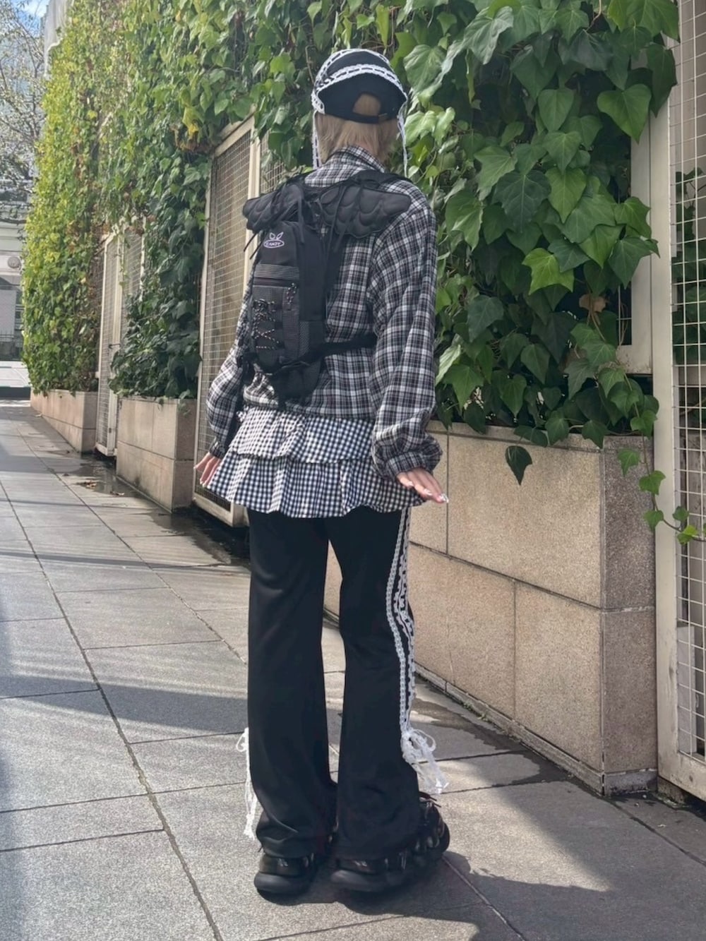 ブラック系のバックパック/リュック、ブラック系のその他パンツ、ブラック系のノーカラージャケットを着用したレディースの秋コーディネートの3枚目の写真