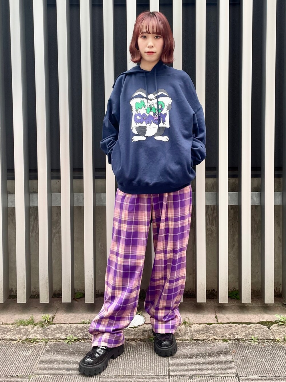 ブラック系のローファー、パープル系のその他パンツ、ブルー系のスウェットを着用したレディースの冬コーディネートの2枚目の写真