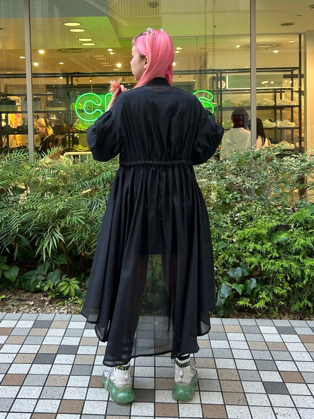 ブラック系のTシャツ/カットソー、ブラック系のドレスを着用したレディースの夏コーディネートの3枚目の写真