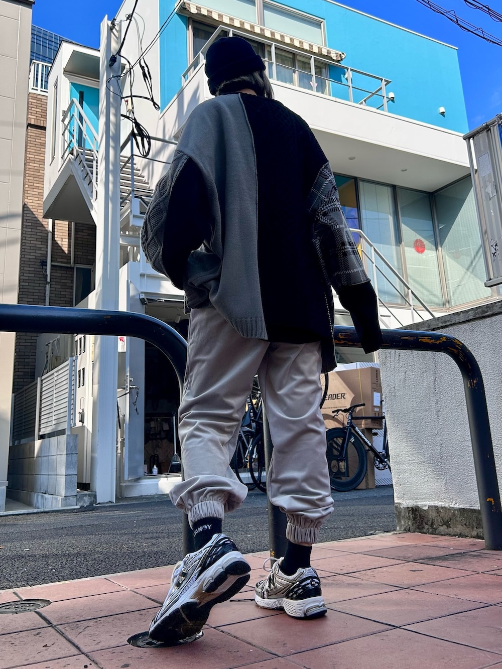 グレー系のその他パンツ、ブラック系のニット/セーターを着用したレディースの秋コーディネートの3枚目の写真