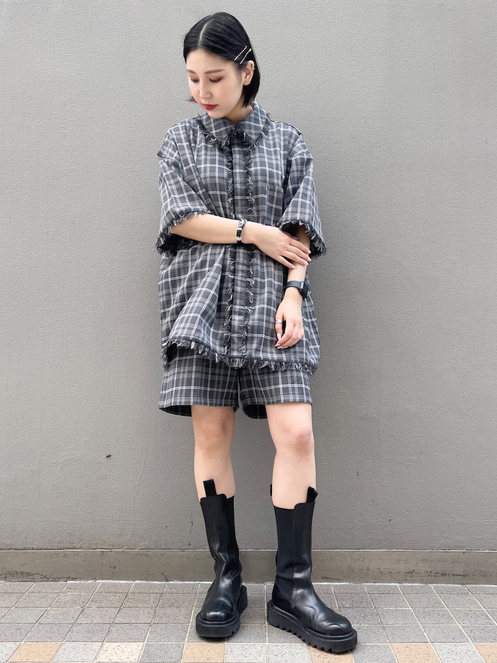 グレー系のその他パンツ、グレー系のシャツ/ブラウスを着用したレディースの春コーディネートの2枚目の写真