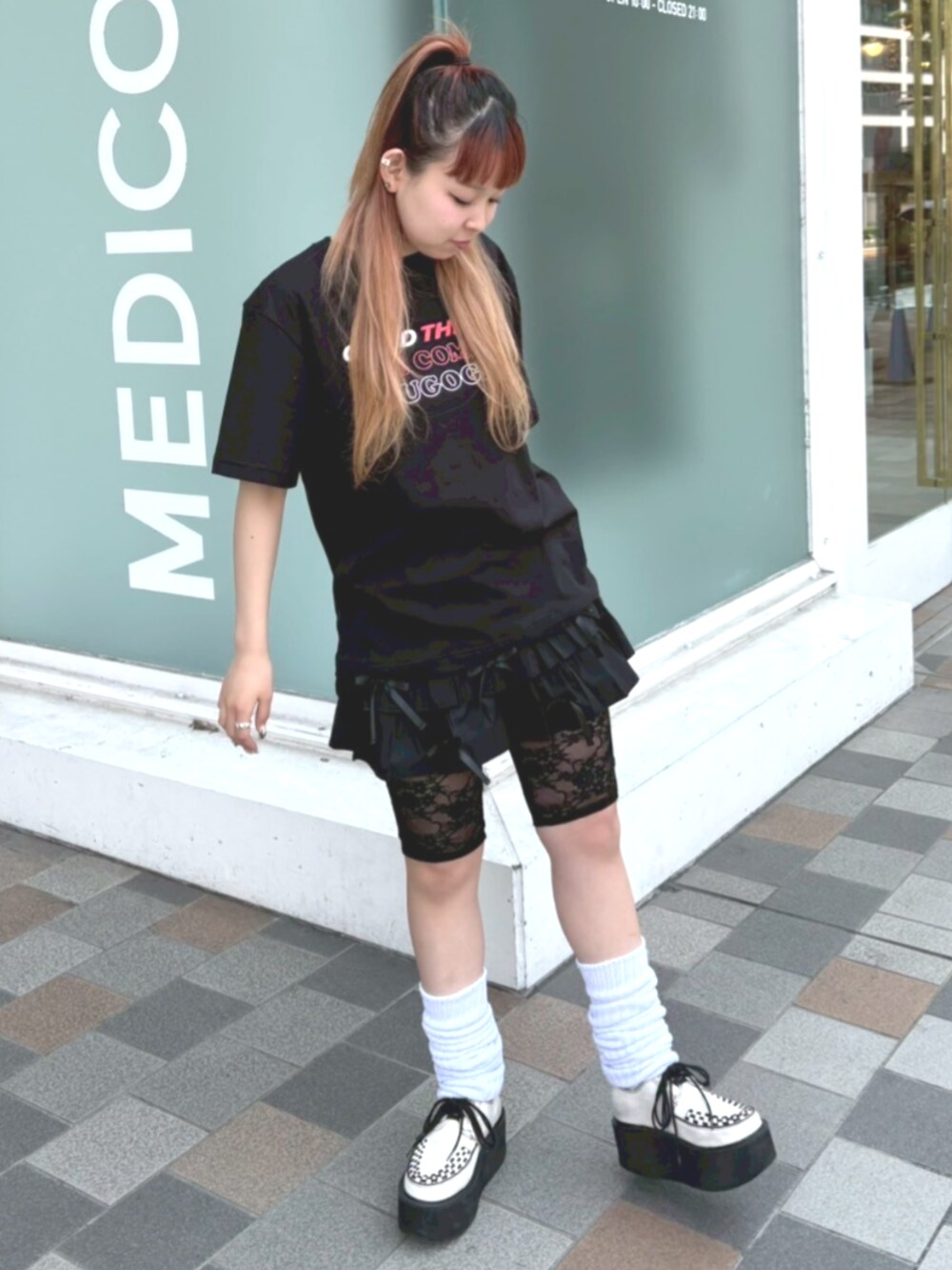 ブラック系のその他パンツ、ブラック系のTシャツ/カットソーを着用したレディースの夏コーディネートの2枚目の写真