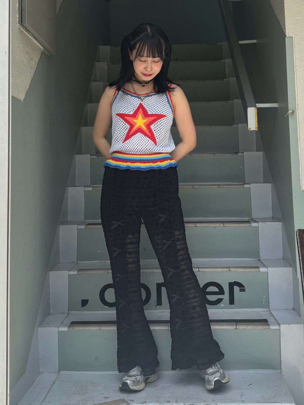 ブラック系のその他パンツ、ブラック系のスカート、ブルー系のキャミソールを着用したレディースの春コーディネートの4枚目の写真