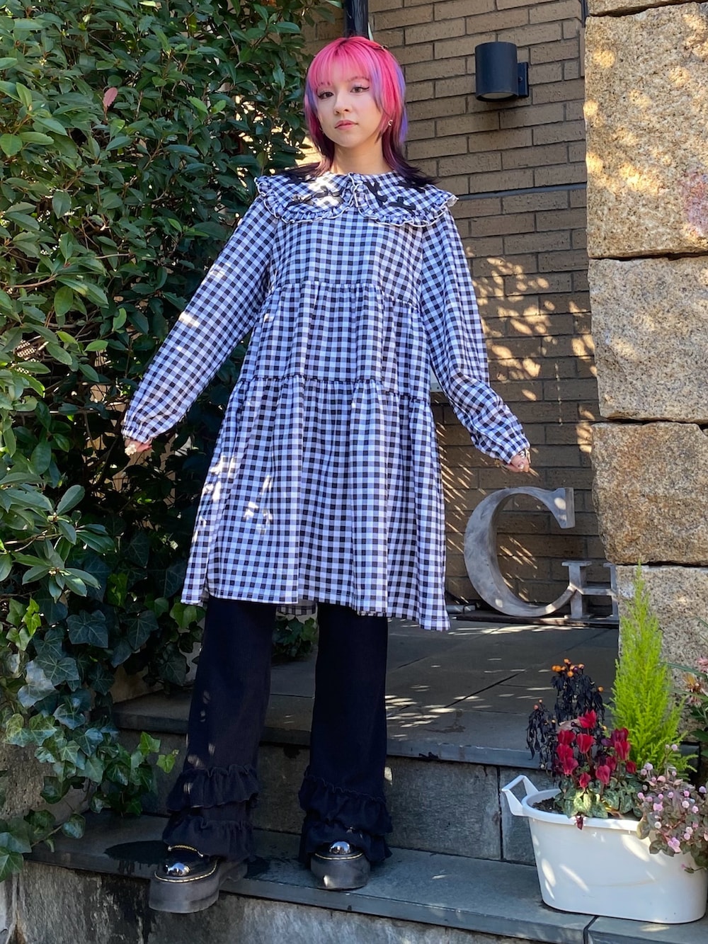 ブラック系のその他パンツ、ブラック系のスカート、ホワイト系のワンピースを着用したレディースの冬コーディネートの5枚目の写真