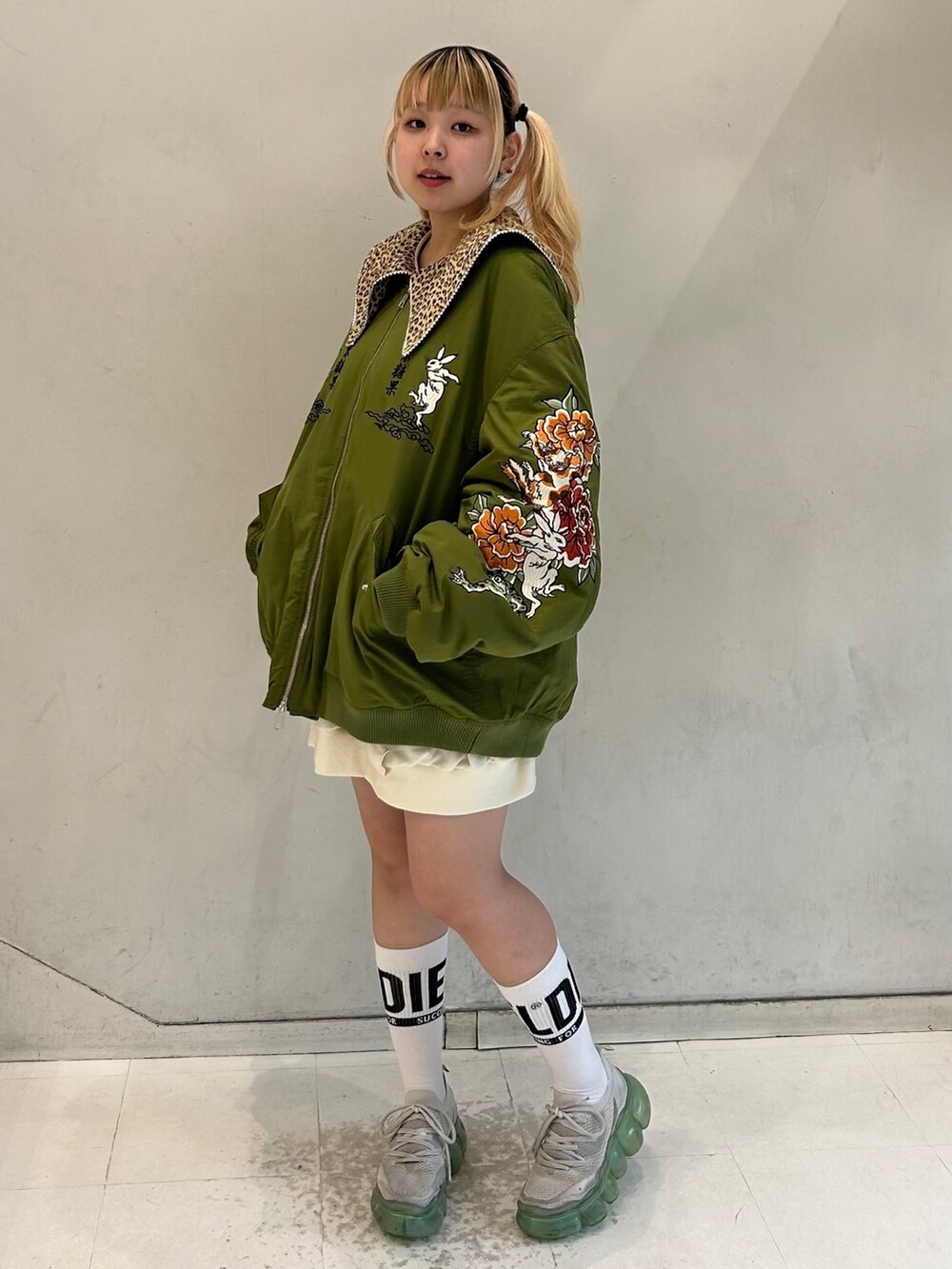 ホワイト系のスウェット、グリーン系のMA-1を着用したレディースの秋コーディネートの4枚目の写真