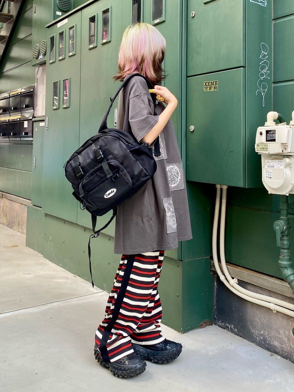 グレー系のTシャツ/カットソー、グレー系のその他パンツ、ブラック系のバックパック/リュックを着用したレディースの夏コーディネートの4枚目の写真