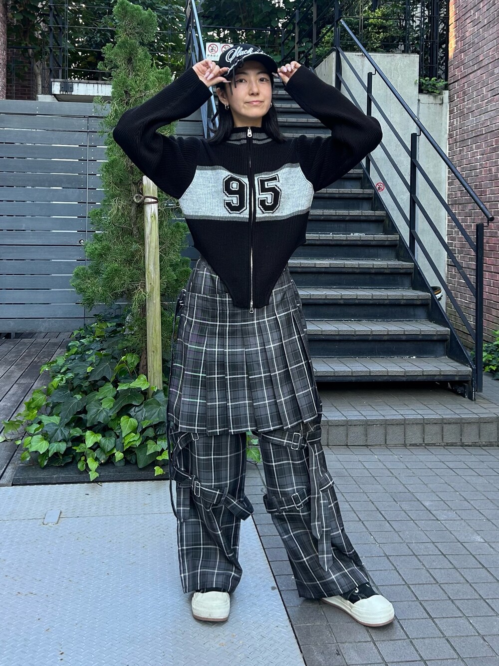 グレー系のその他パンツ、ブラック系のニット/セーター、ブラック系のキャップを着用したレディースの秋コーディネートの3枚目の写真