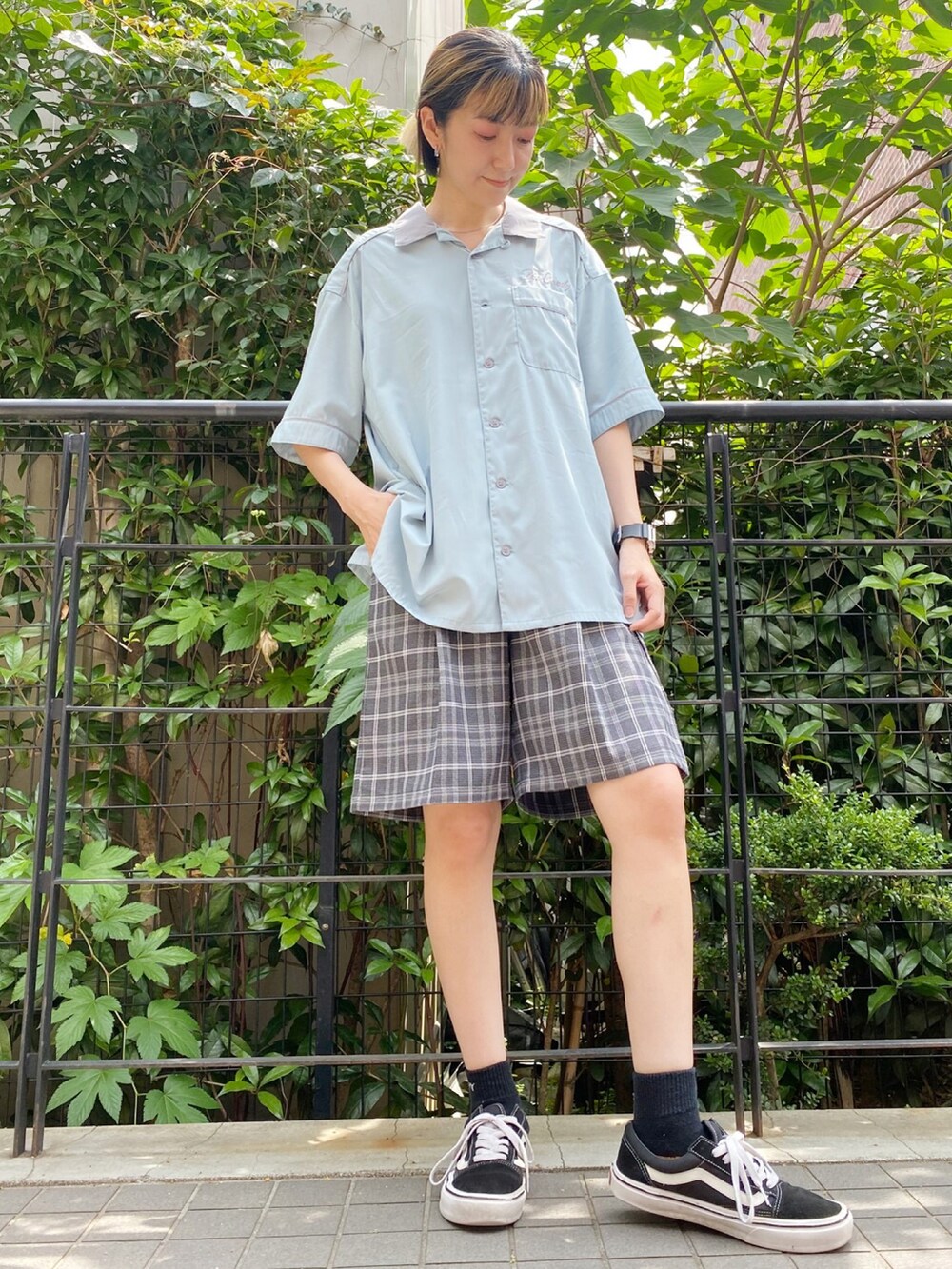 ブルー系のシャツ/ブラウス、グレー系のその他パンツ、ブラック系のスニーカーを着用したレディースの夏コーディネートの2枚目の写真