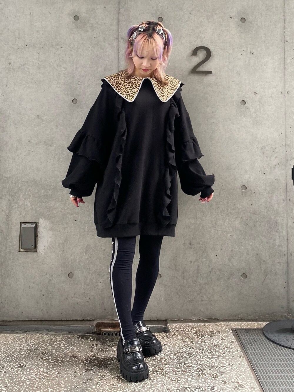 ブラック系のスウェット、ブラック系のローファー、ブラック系のソックス/靴下を着用したレディースの秋コーディネートの2枚目の写真