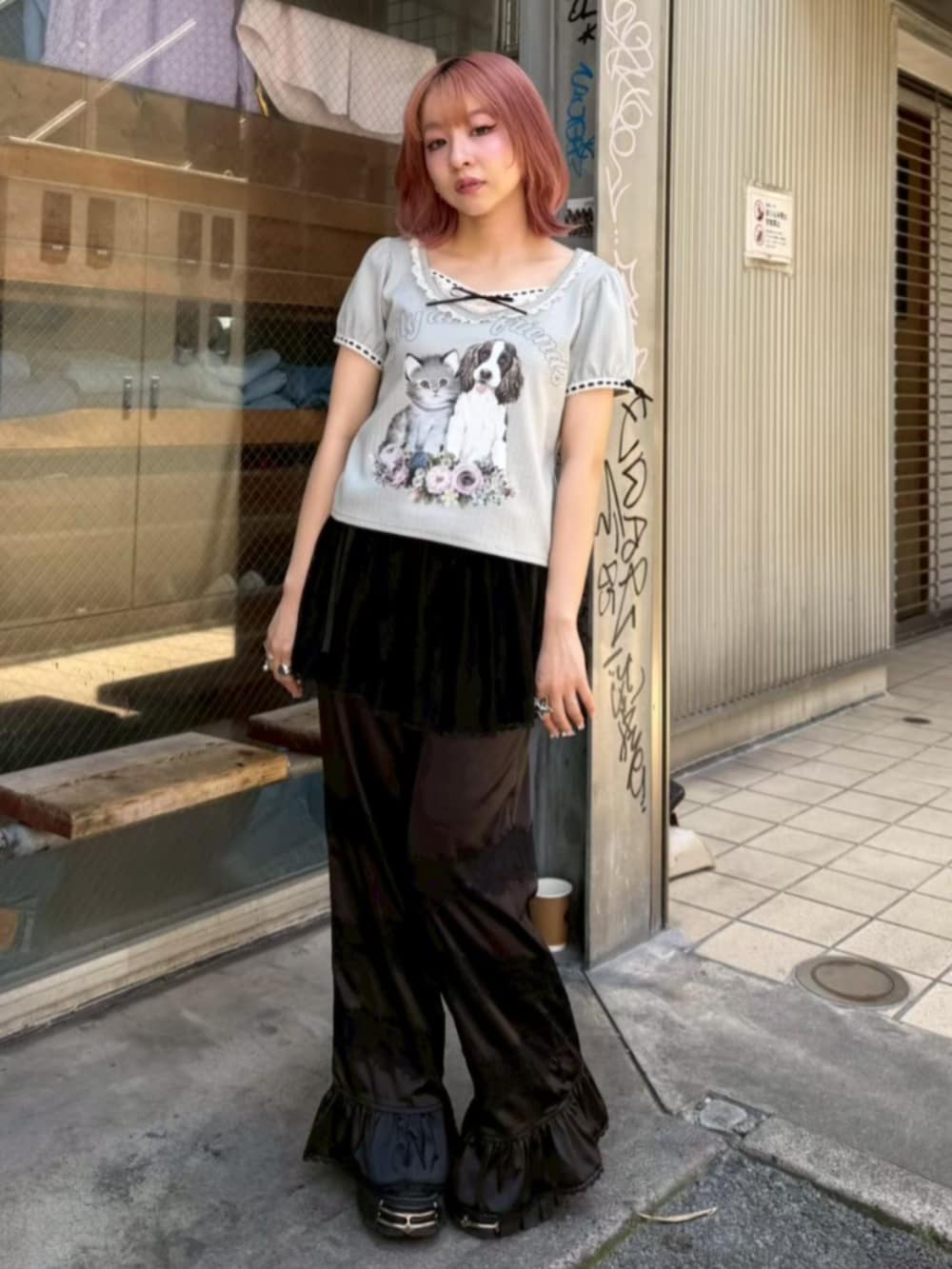 ブラック系のその他パンツ、グレー系のTシャツ/カットソーを着用したレディースの夏コーディネートの2枚目の写真