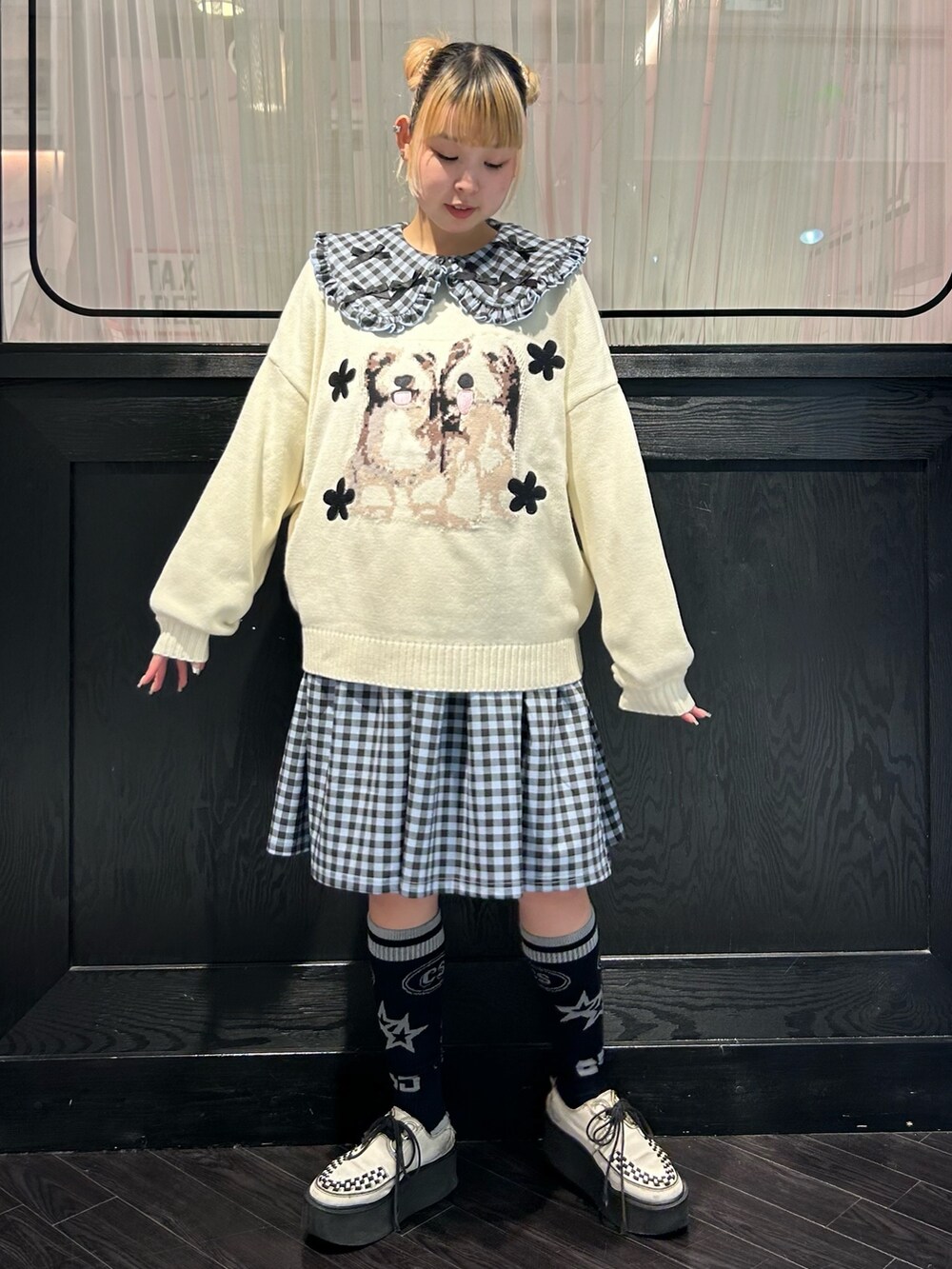 ブルー系のワンピース、ホワイト系のニット/セーター、ブラック系のソックス/靴下を着用したレディースの秋コーディネートの4枚目の写真