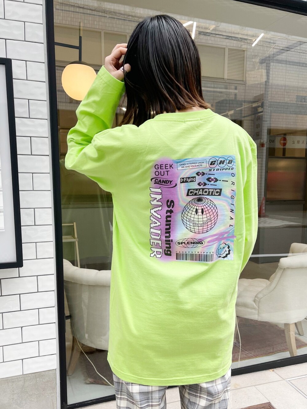 グリーン系のTシャツ/カットソー、ホワイト系のスニーカー、グレー系のその他パンツを着用したレディースの冬コーディネートの4枚目の写真