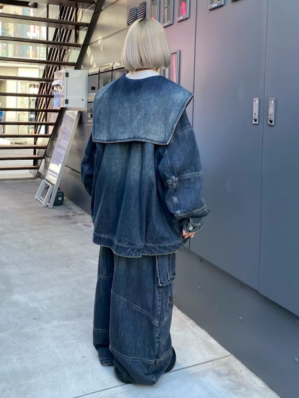 ブルー系のデニムパンツ、ベージュ系のTシャツ/カットソー、ブルー系のデニムジャケットを着用したレディースの春コーディネートの3枚目の写真