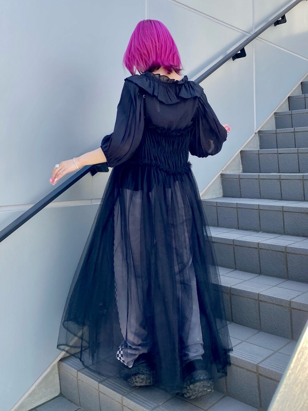 グレー系のその他パンツ、ブラック系のワンピース、ブラック系のシャツ/ブラウスを着用したレディースの春コーディネートの4枚目の写真