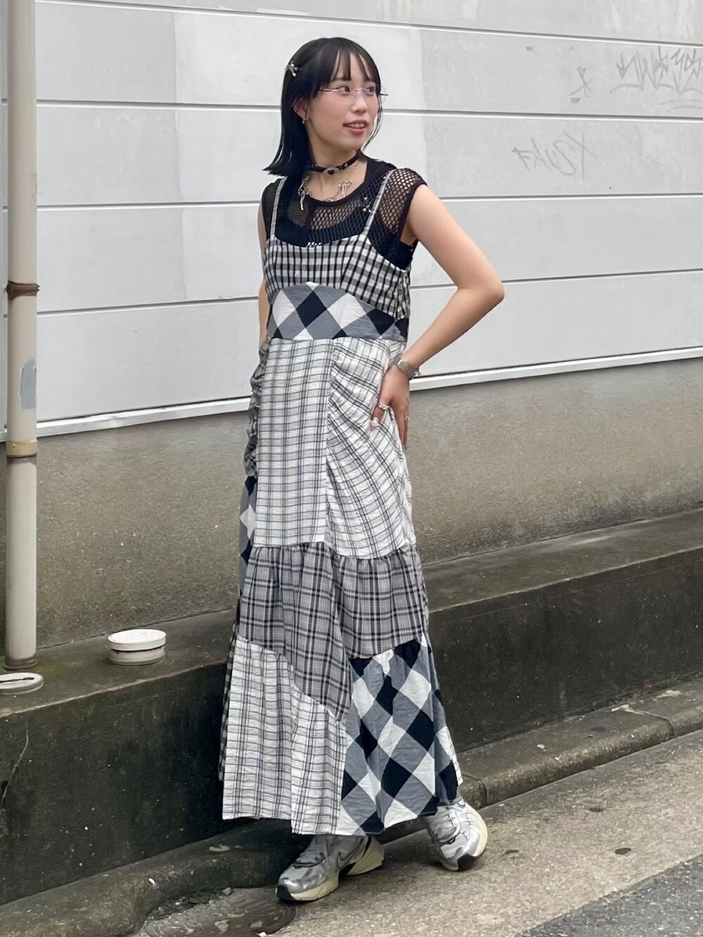 ブラック系のワンピース、ブラック系のワンピース、シルバー系のシューズを着用したレディースの夏コーディネートの2枚目の写真